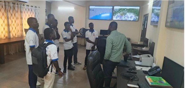 Photo 2 : Séance de travail dans la Salle de prévision météo à Lomé